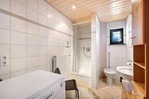 Regadera, amenidades de baño gratuitas, secadora de cabello, toallas 