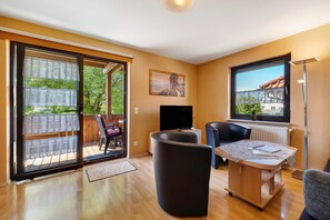 Una televisión, una chimenea, un reproductor de DVD