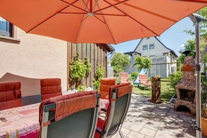 Outdoor dining - Apartment 'Ferienwohnung Eleonore' with Shared Terrace, Shared Garden and Wi-Fi (Meßstetten)