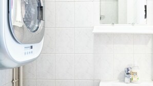 淋浴设施、吹风机、毛巾、肥皂