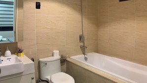 Ein Badezimmer mit Toilette, Waschbecken und Badewanne.