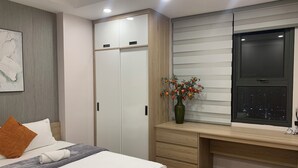 Ein modernes Schlafzimmer mit einem Bett, einem Schreibtisch und einem Kleiderschrank.