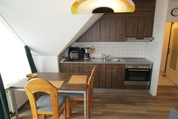 Kylskåp, mikrovågsugn, ugn och spishäll