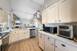 Condo com design assinado, 3 quartos, lareira, ao lado do lago | Cozinha privada | Geladeira, micro-ondas, fogão, cooktop