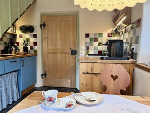 Geladeira, cooktop, lava-louças, cafeteira/chaleira