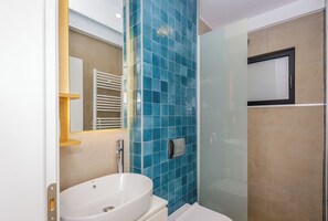 Dusche, Haartrockner, Handtücher, Seife