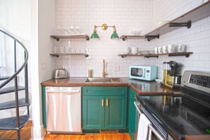 Fridge, microwave, oven, stovetop - Chatham Carriage – Stylish Oasis Near Forsyth Park (Savannah)