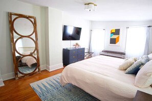 1 dormitorio, escritorio, tabla de planchar con plancha y cuna de viaje