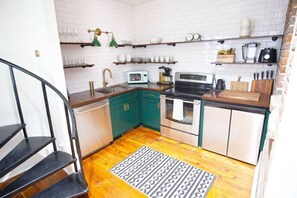 冷蔵庫、電子レンジ、オーブン、コンロ