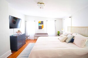 1 bedroom, desk, iron/ironing board, travel cot - Chatham Carriage – Stylish Oasis Near Forsyth Park (Savannah)