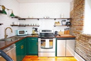 冷蔵庫、電子レンジ、オーブン、コンロ