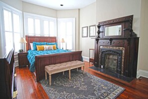 3 bedrooms, desk, iron/ironing board, travel cot - Chatham House - Historic 3 Bedroom on Chatham Square (Savannah)