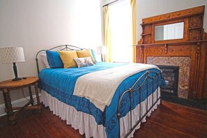 3 bedrooms, desk, iron/ironing board, travel cot