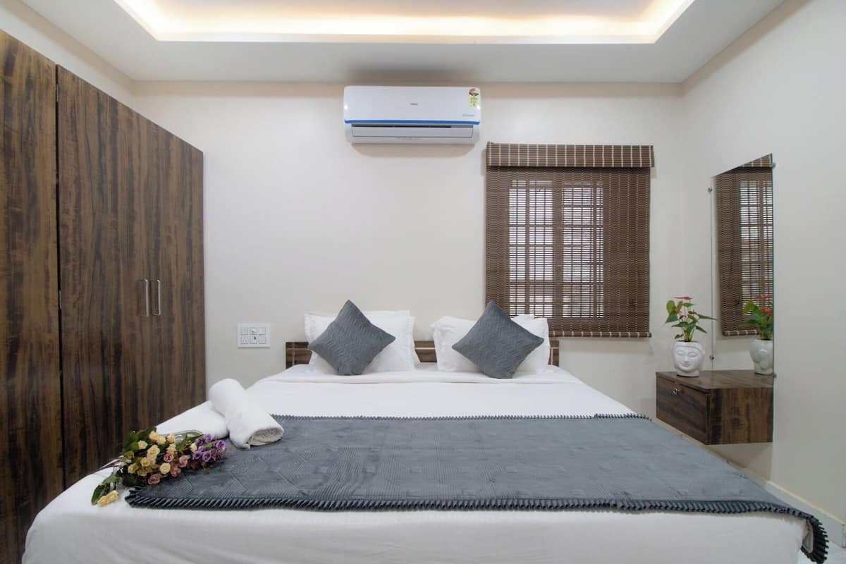Habitación Deluxe, balcón, vista a la ciudad | 1 habitación, escritorio, tabla de planchar con plancha y wifi gratis
