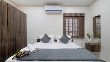Deluxe Room, Balcony, City View | 1 bedroom, desk, iron/ironing board, free WiFi
