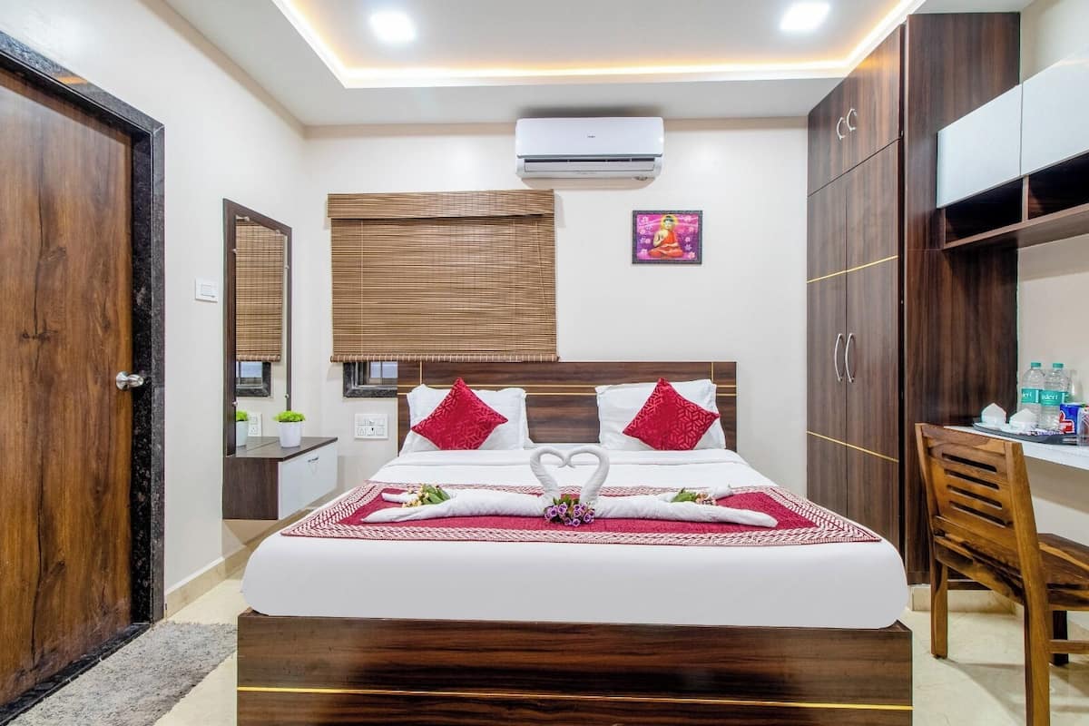 Suite superior, balcón | 1 habitación, escritorio, tabla de planchar con plancha y wifi gratis