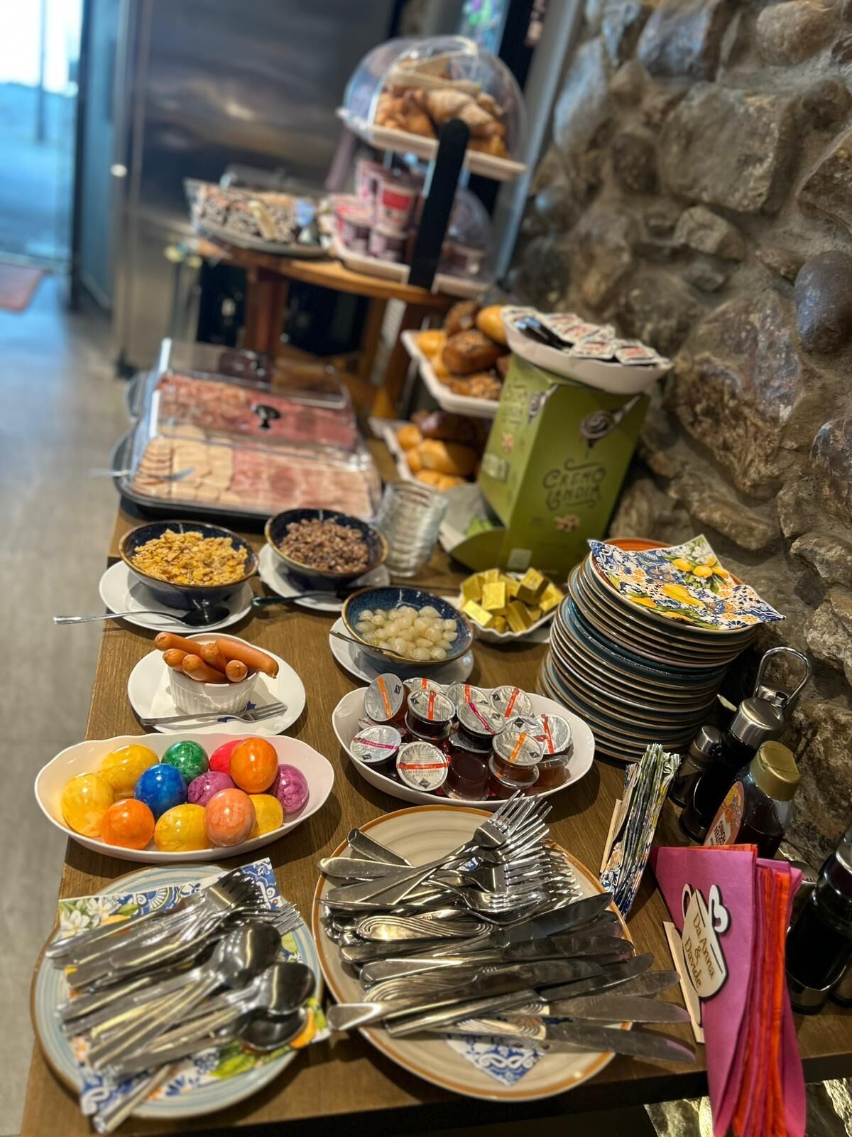 Desayuno continental (EUR 10 por persona) 