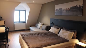 Doppelzimmer, 1Â Queen-Bett und Schlafsofa, Seeblick | Zimmersafe, Schreibtisch, laptopgeeigneter Arbeitsplatz