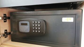 Ein schwarzer Safes mit Tastatur, einem kleinen Bildschirm und einem Etikett mit den Buchstaben 'APL'.