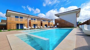 สระว่ายน้ำกลางแจ้ง