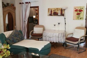 Living area - Apartment in Neusäß with Barbecue and Wifi (Neusäß)
