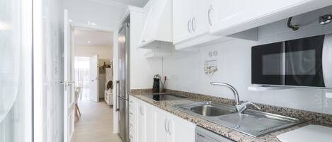 Réfrigérateur, micro-ondes, plaque de cuisson, cafetière/bouilloire