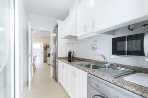 Kylskåp, mikrovågsugn, spishäll och kaffe- och tebryggare