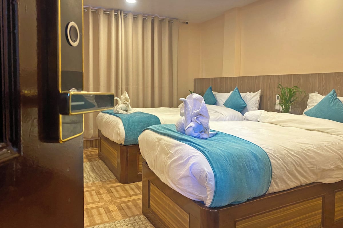 Habitación Deluxe con 1 cama matrimonial o 2 individuales, vista a la ciudad | Escritorio, insonorización y wifi gratis