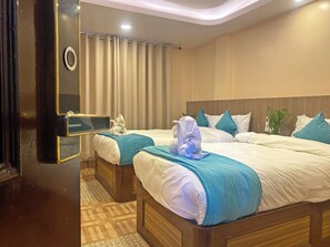 Chambre Deluxe Double ou avec lits jumeaux, vue ville | Bureau, chambres insonorisées, Wi-Fi gratuit