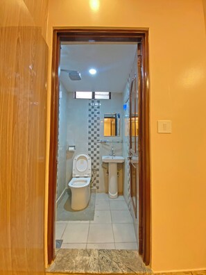 Een douche, pantoffels, handdoeken