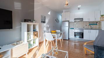 Frigorífico, horno, cafetera o tetera y hervidor eléctrico