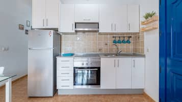 Frigorífico, horno, cafetera o tetera y hervidor eléctrico