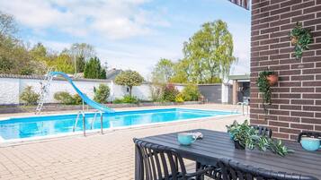 House | Pemandangan dari hartanah