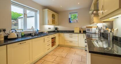 Margaret House - Large house with garden & parking
