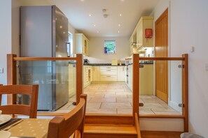 Een microgolfoven, een oven, een vaatwasser, een kinderstoel