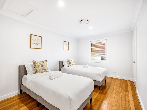 4 Schlafzimmer, Schreibtisch, Bügeleisen/Bügelbrett, Reisekinderbett