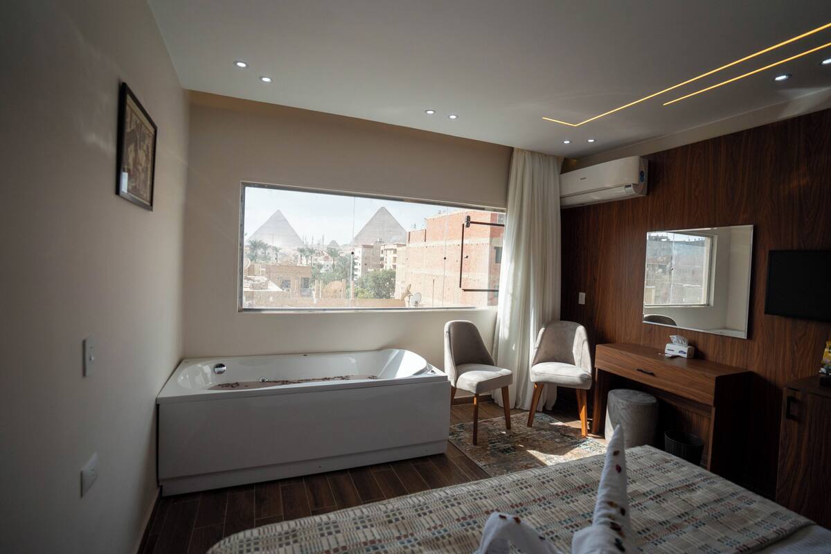 Queen Room with Jacuzzi & Pyramids View | Näkymä huoneesta