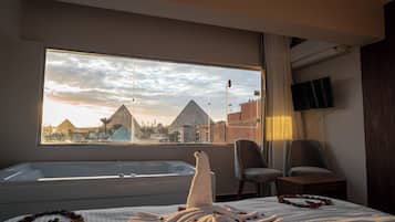 King Room with Jacuzzi & Pyramids view | Minibar, decoración individual, escritorio y cortinas opacas