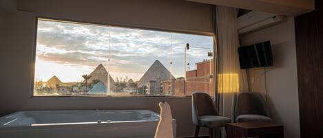 Royal tweepersoonskamer | Een minibar, individueel gedecoreerd, een bureau