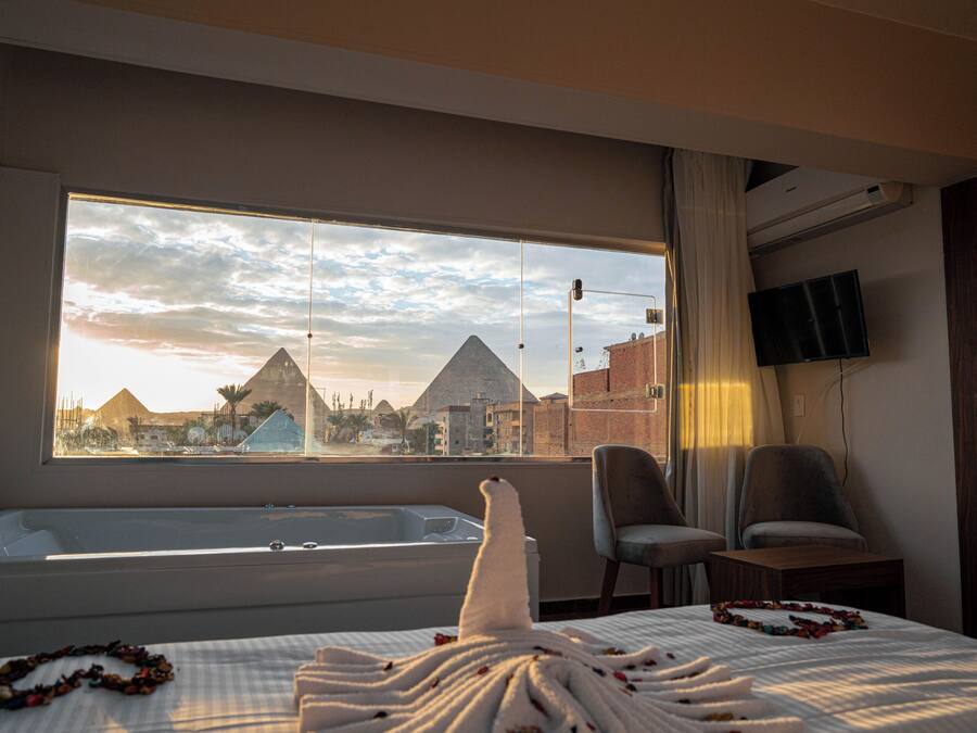 King Room with Jacuzzi & Pyramids view | Minibar, individually decorated, desk, blackout drapes