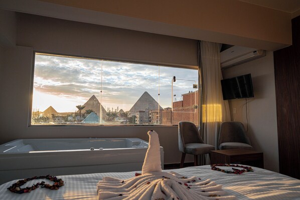 King Room with Jacuzzi & Pyramids view | Minibar, individually decorated, desk, blackout drapes