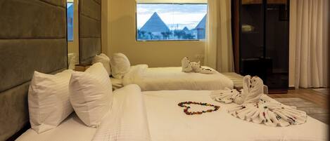Suite Room with Balcony & Pyramids View