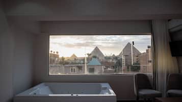 King Room with Jacuzzi & Pyramids view | Vistas a la montaña