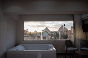 King Room with Jacuzzi & Pyramids view | Mountain view