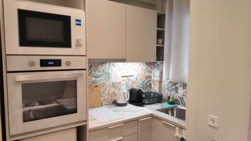 Jääkaappi, mikroaaltouuni, uuni, liesi