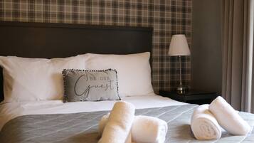 Familie driepersoonskamer, niet-roken | Een laptopwerkplek, een strijkplank/strijkijzer, gratis wifi, beddengoed