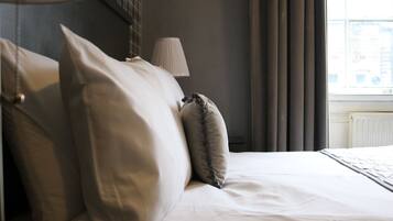 Family Triple Room, Non Smoking | Laptop workspace, iron/ironing board, free WiFi, bed sheets