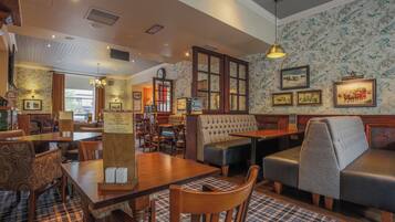 Breakfast, lunch, dinner and brunch served