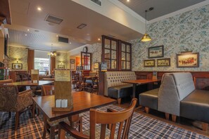 Breakfast, lunch, dinner and brunch served - Norfolk Arms Hotel (Glossop)