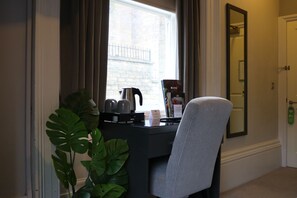 Double Room, Non Smoking | Laptop workspace, iron/ironing board, free WiFi, bed sheets - Norfolk Arms Hotel (Glossop)